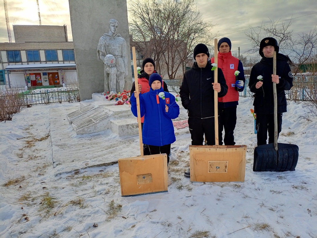 Акция по очистке от снега памятника ко Дню Неизвестного Солдата.